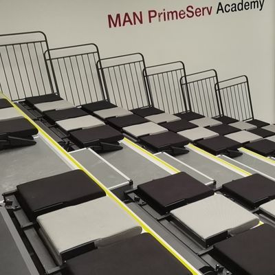 철회할 수 있는 육안으로 보이지 않는 체육관 표백업자는 콘서트 홀을 위해 접어 뒷다리로 섭니다