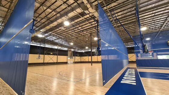 좋은 가격 실내 스포츠용 고강도 원단 및 맞춤형 색상의 자동 전기 제어 시스템 분할 커튼 온라인